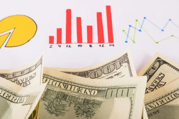 Người chơi TF88 đang phân tích trận đấu bóng đá